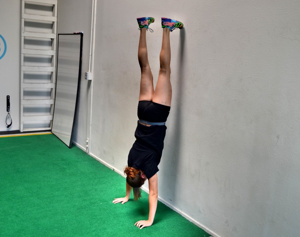 single-foot-handstand-wall-hold