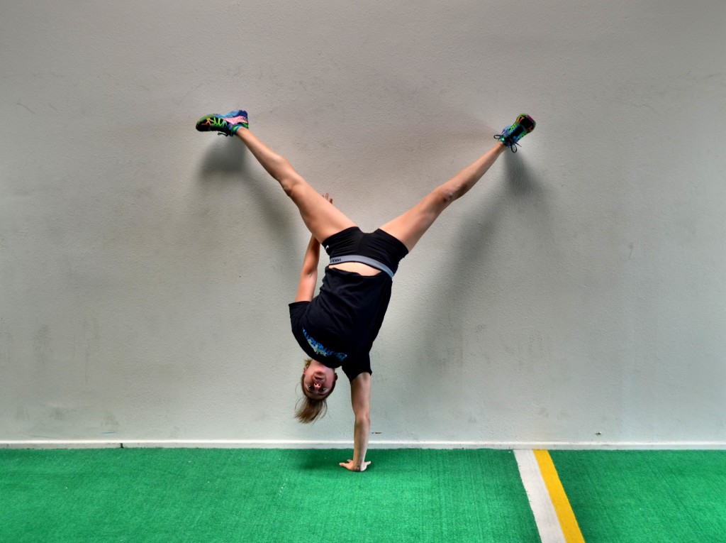 one-handed-wall-handstand